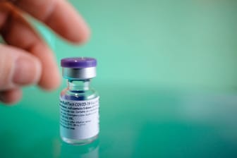 Eine Ampulle mit dem Corona-Impfstoff von Biontech und Pfizer (Symbolbild): Die EMA wurde Opfer einer Hackerattacke.