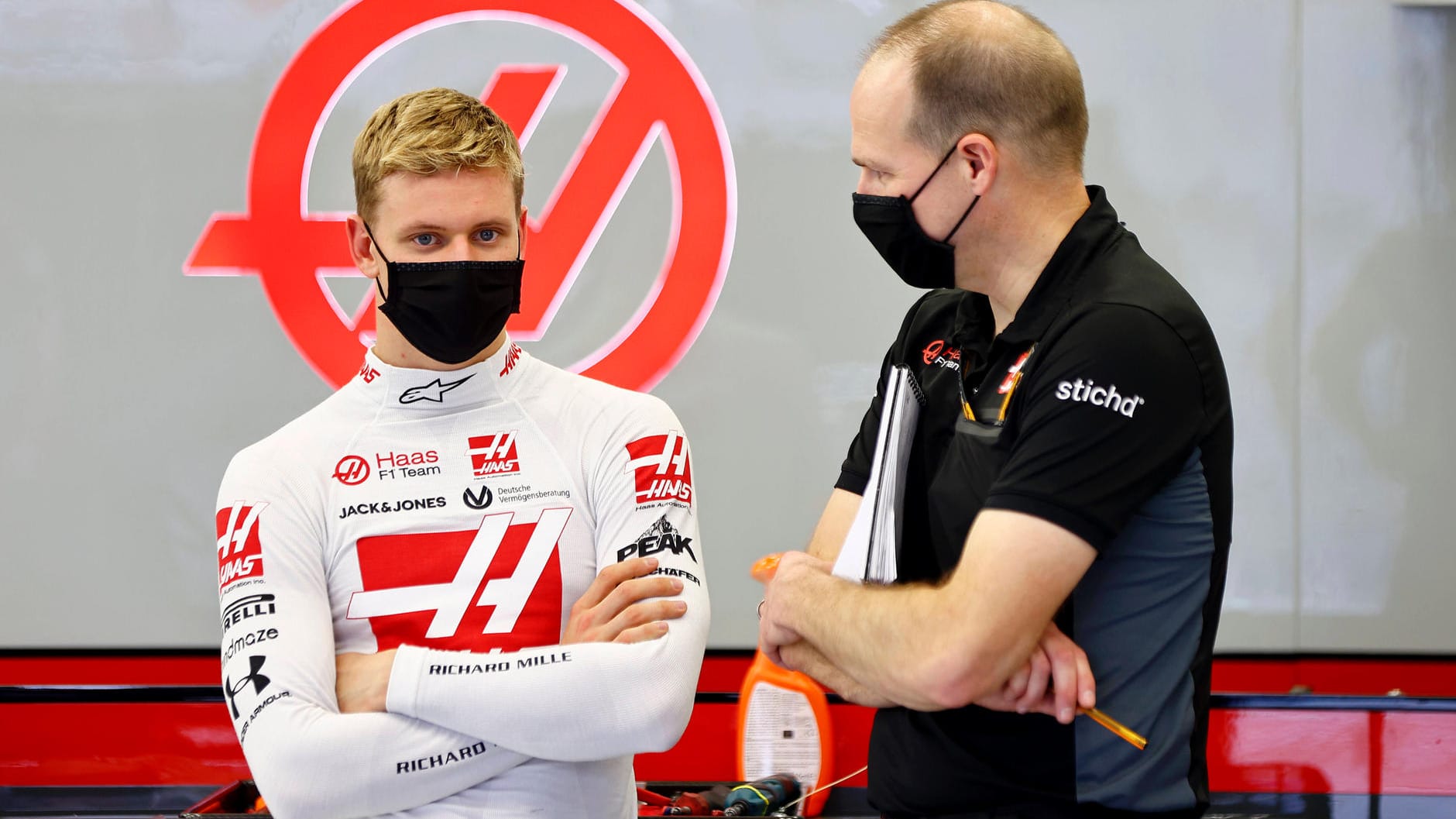 Hoffnungsträger: Mick Schumacher (l.) bei seiner Präsentation bei Haas mit Renningenieur Gary Gannon.