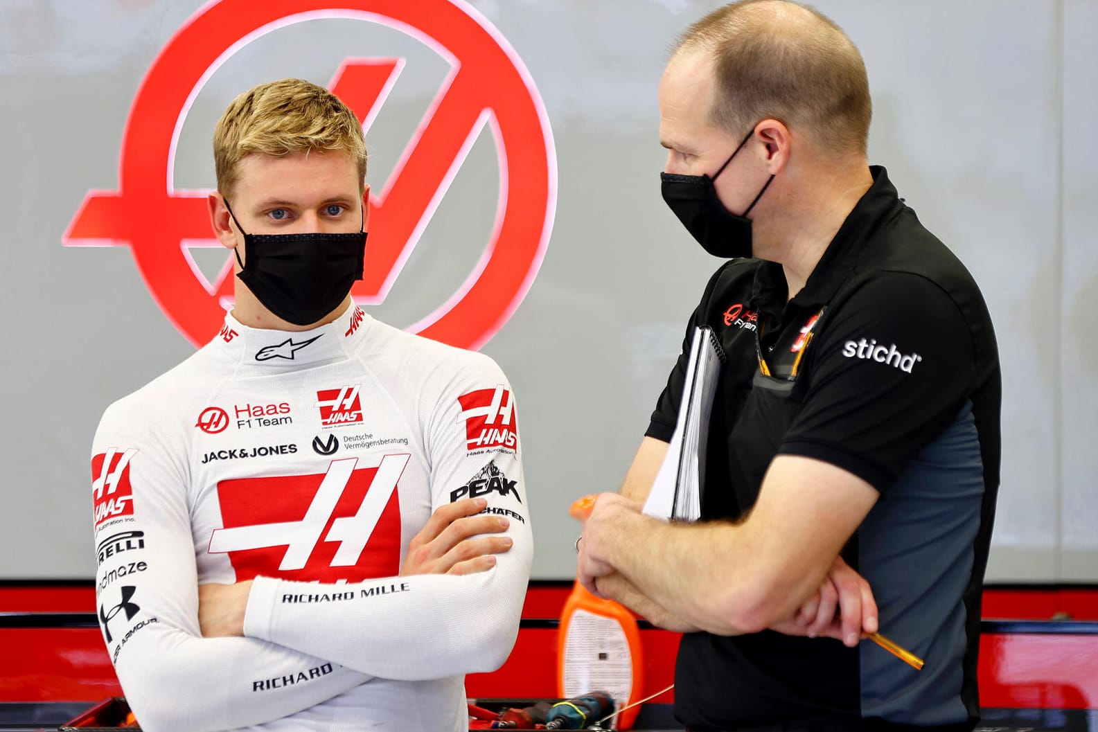 Hoffnungsträger: Mick Schumacher (l.) bei seiner Präsentation bei Haas mit Renningenieur Gary Gannon.