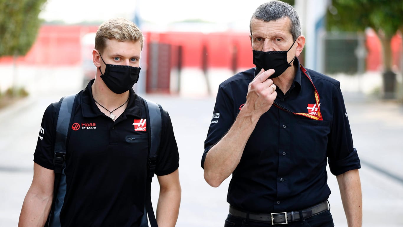 Schumacher (l.) mit Haas-Teamchef Günther Steiner: Der Rennstall wird nicht in der Spitze konkurrenzfähig sein.