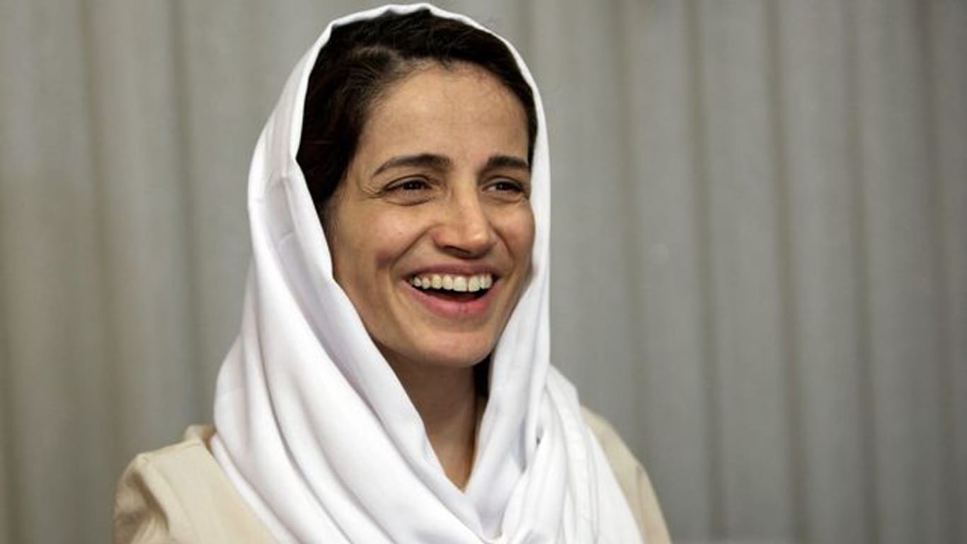 Die iranische Anwältin Nasrin Sotudeh hat sich für politische Aktivisten und für Frauen, die aus Protest gegen die iranische Gesetzeslage in der Öffentlichkeit ihre Kopftücher abgenommen hatten, eingesetzt.