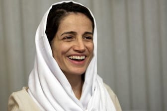 Die iranische Anwältin Nasrin Sotudeh hat sich für politische Aktivisten und für Frauen, die aus Protest gegen die iranische Gesetzeslage in der Öffentlichkeit ihre Kopftücher abgenommen hatten, eingesetzt.