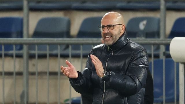 Muss im Spiel gegen OGC Nizza auf insgesamt acht Spieler verzichten: Bayer Leverkusens Trainer Peter Bosz.