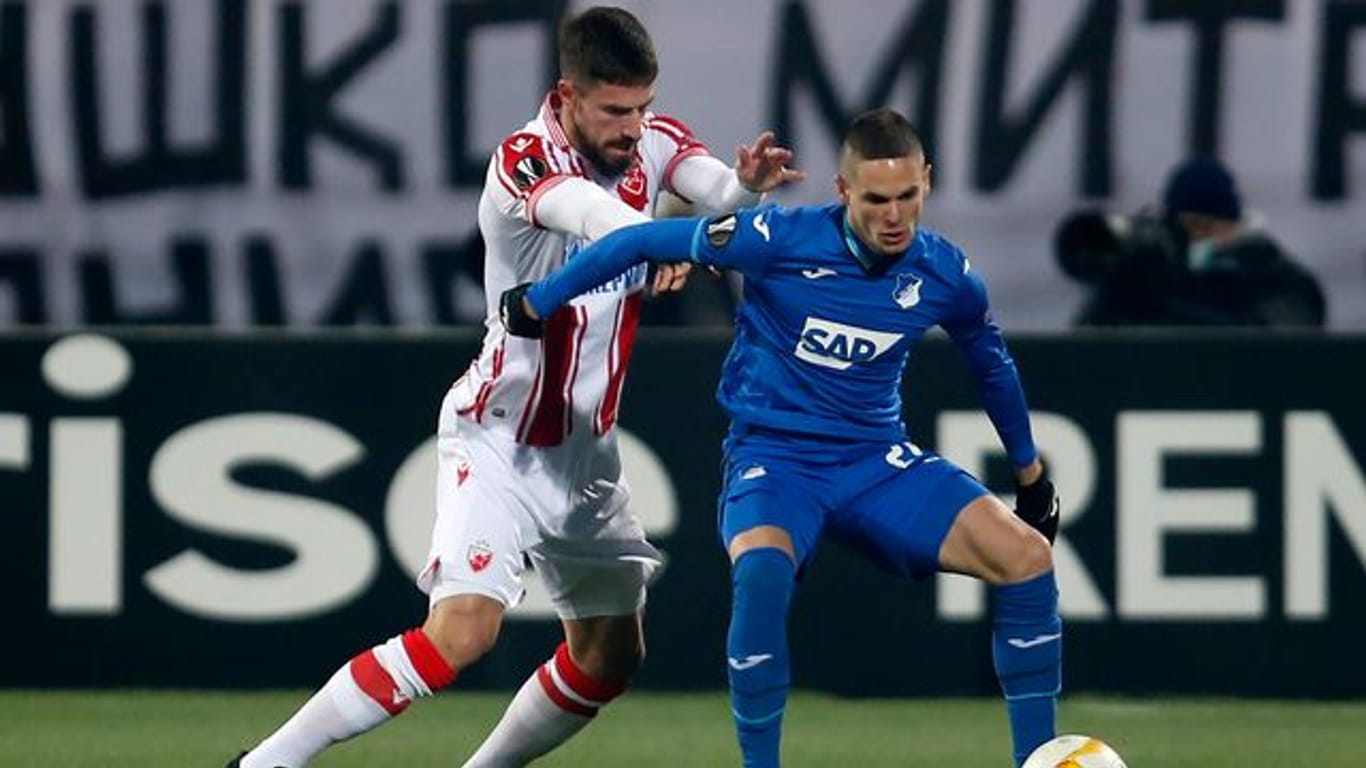 Hoffenheims Mijat Gacinovic (r) behauptet den Ballbesitz gegen Milos Degenek von Roter Stern Belgrad.
