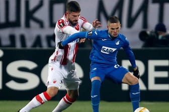 Hoffenheims Mijat Gacinovic (r) behauptet den Ballbesitz gegen Milos Degenek von Roter Stern Belgrad.