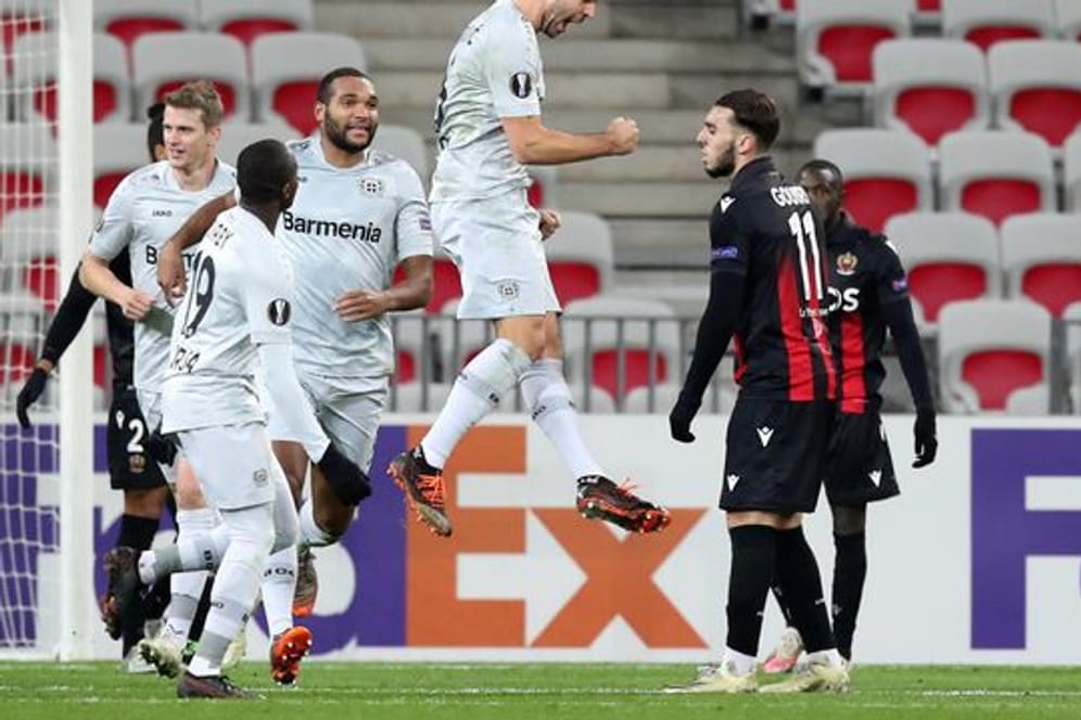 Leverkusens Aleksandar Dragovic (M) bejubelt sein Tor zum 1:2 im Spiel bei OGC Nizza.