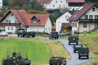Militärfahrzeuge der US-Armee fahren durch den Ort Kleinfalz nahe dem Truppenübungsplatz Grafenwöhr in Bayern.