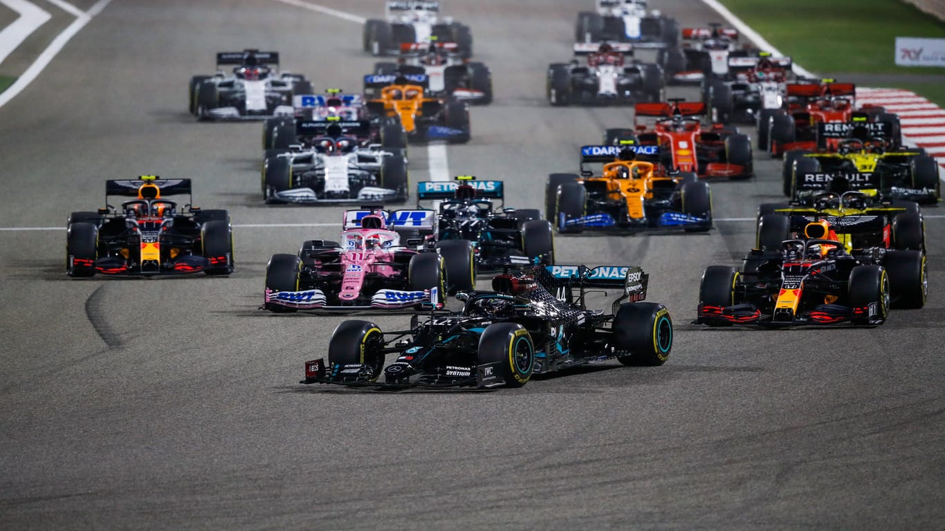 Szene vom Start in Bahrain: Lewis Hamilton (vorn) wird dieses Mal nicht dabei sein.