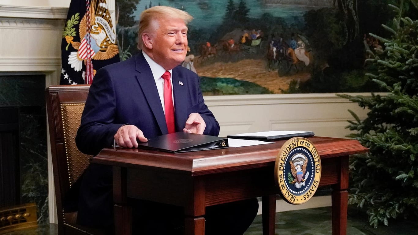 Donald Trump am kleinen Tisch im Weißen Haus (Ende November): Der Präsident muss um Aufmerksamkeit kämpfen.