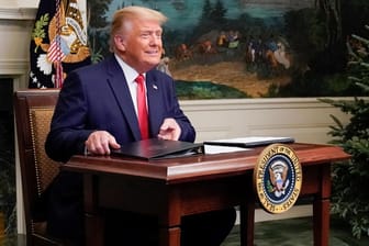 Donald Trump am kleinen Tisch im Weißen Haus (Ende November): Der Präsident muss um Aufmerksamkeit kämpfen.