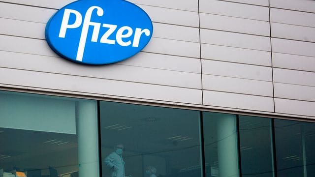 Das Pharmaunternehmen Pfizer entwickelte den Impfstoff zusammen mit dem deutschen Hersteller Biontech aus Mainz. Das Pharmaunternehmen Pfizer entwickelte den Impfstoff zusammen mit dem deutschen Hersteller Biontech aus Mainz.