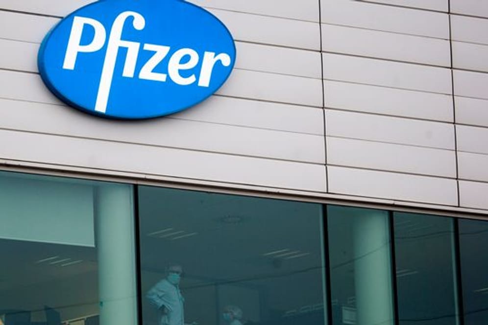 Das Pharmaunternehmen Pfizer entwickelte den Impfstoff zusammen mit dem deutschen Hersteller Biontech aus Mainz.