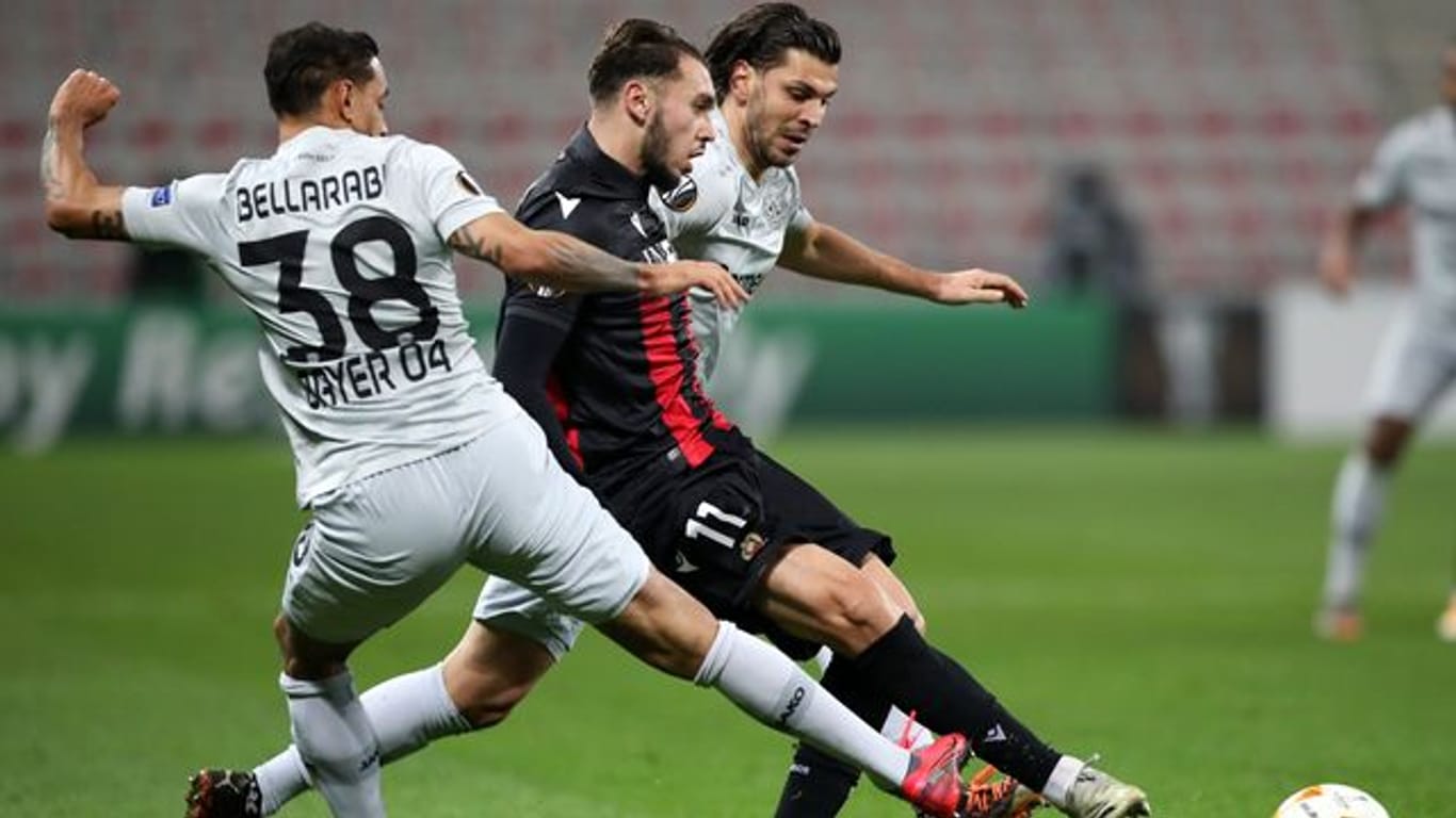 Nizzas Amine Gouiri (M) setzt sich gegen die Leverkusener Kaarim Bellarabi (l) und Aleksandar Dragovic durch.