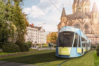 Die Computerdarstellung zeigt die geplante "City-Bahn" (Archivbild): Die Oberbürgermeister besprechen mögliche Alternativen.