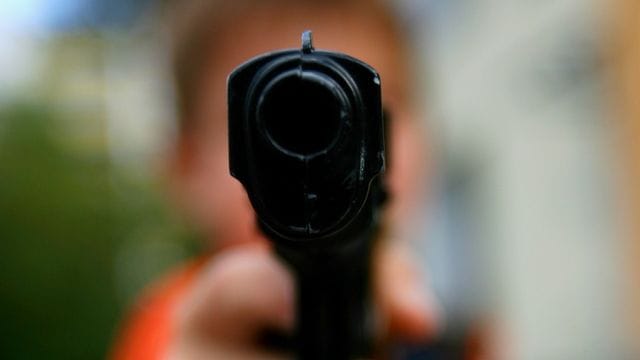 Manche Spielzeugwaffen sehen echten Waffen nicht nur täuschend ähnlich, sondern bergen auch ein echtes Verletzungsrisiko. Manche Spielzeugwaffen sehen echten Waffen nicht nur täuschend ähnlich, sondern bergen auch ein echtes Verletzungsrisiko.
