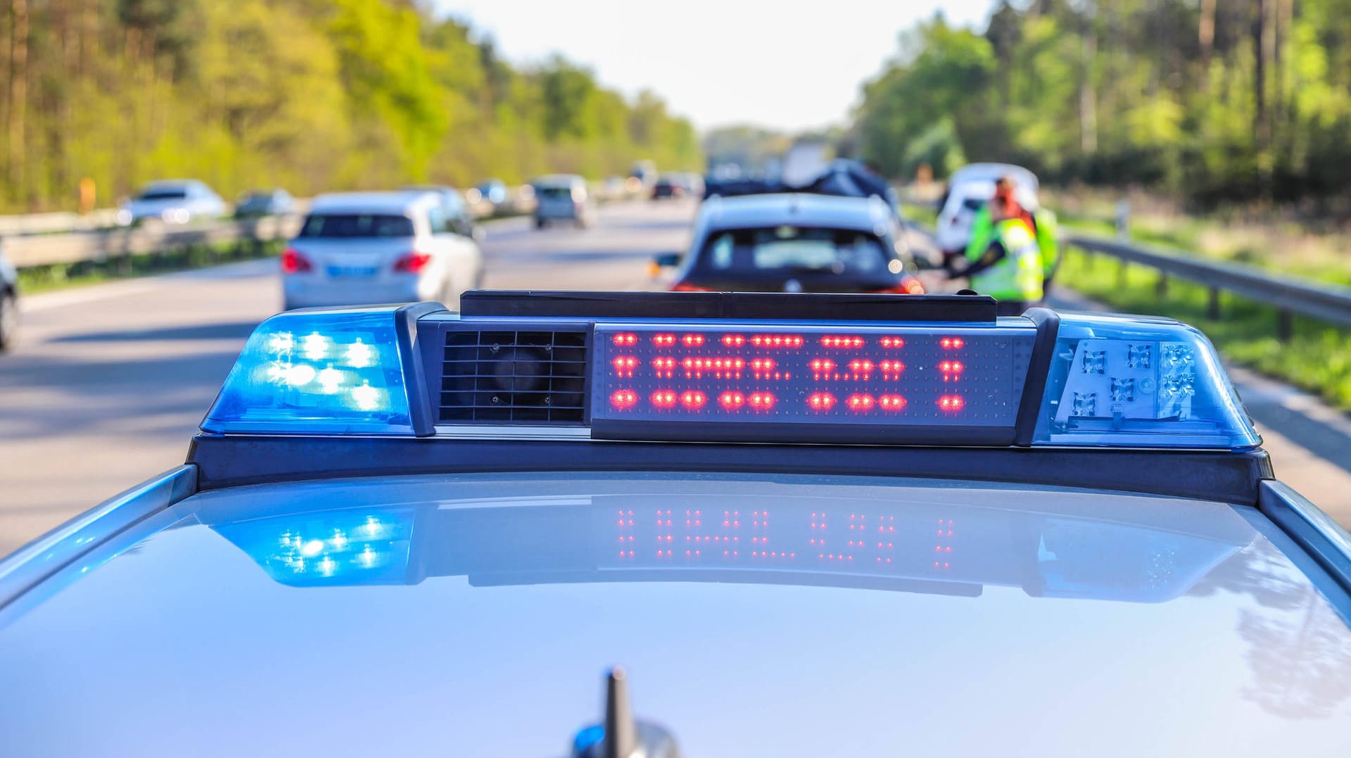 Unfall auf der Autobahn (Symbolbild): Eine Verfolgungsjagd auf der A57 endete mit einem Crash.