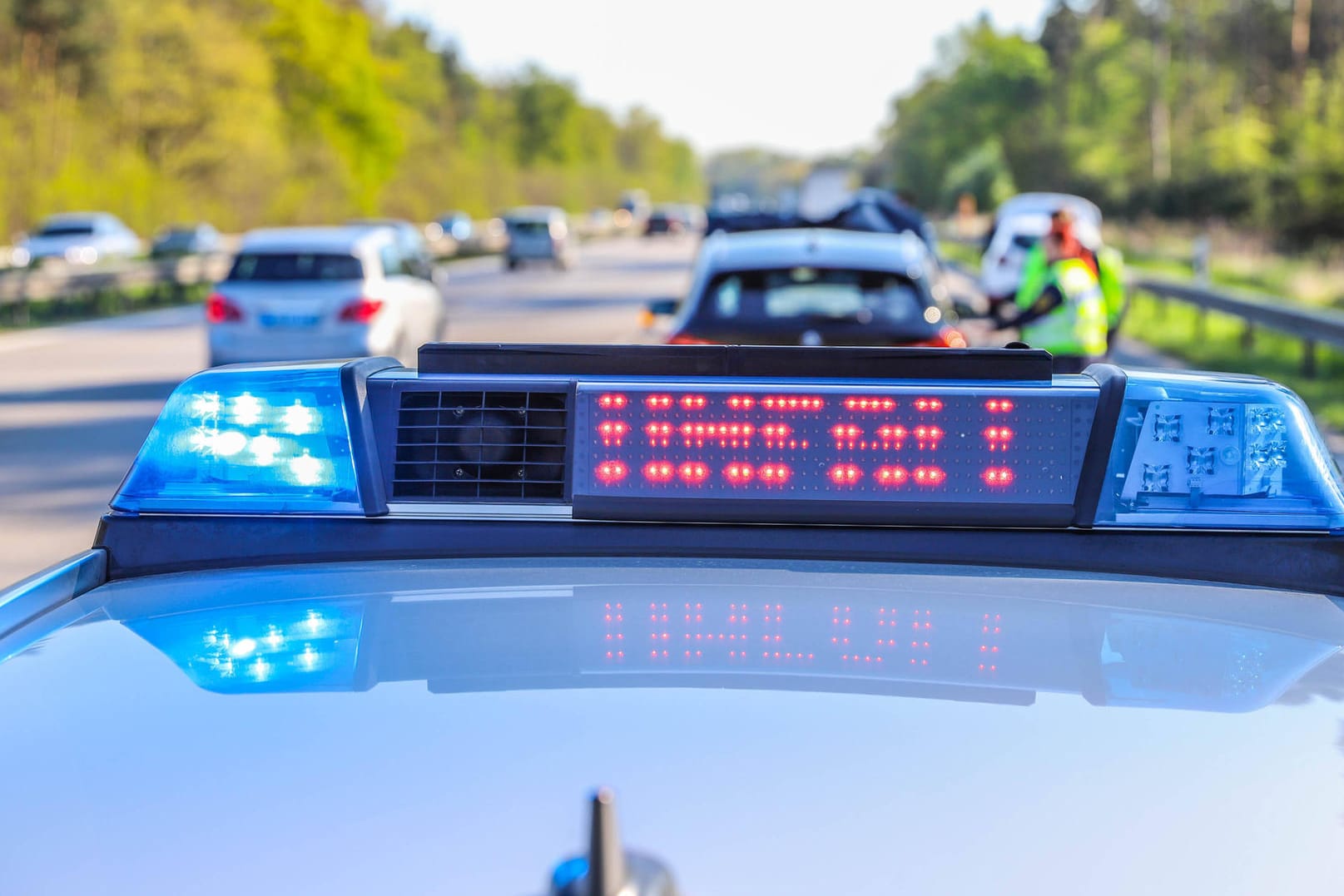 Unfall auf der Autobahn (Symbolbild): Eine Verfolgungsjagd auf der A57 endete mit einem Crash.