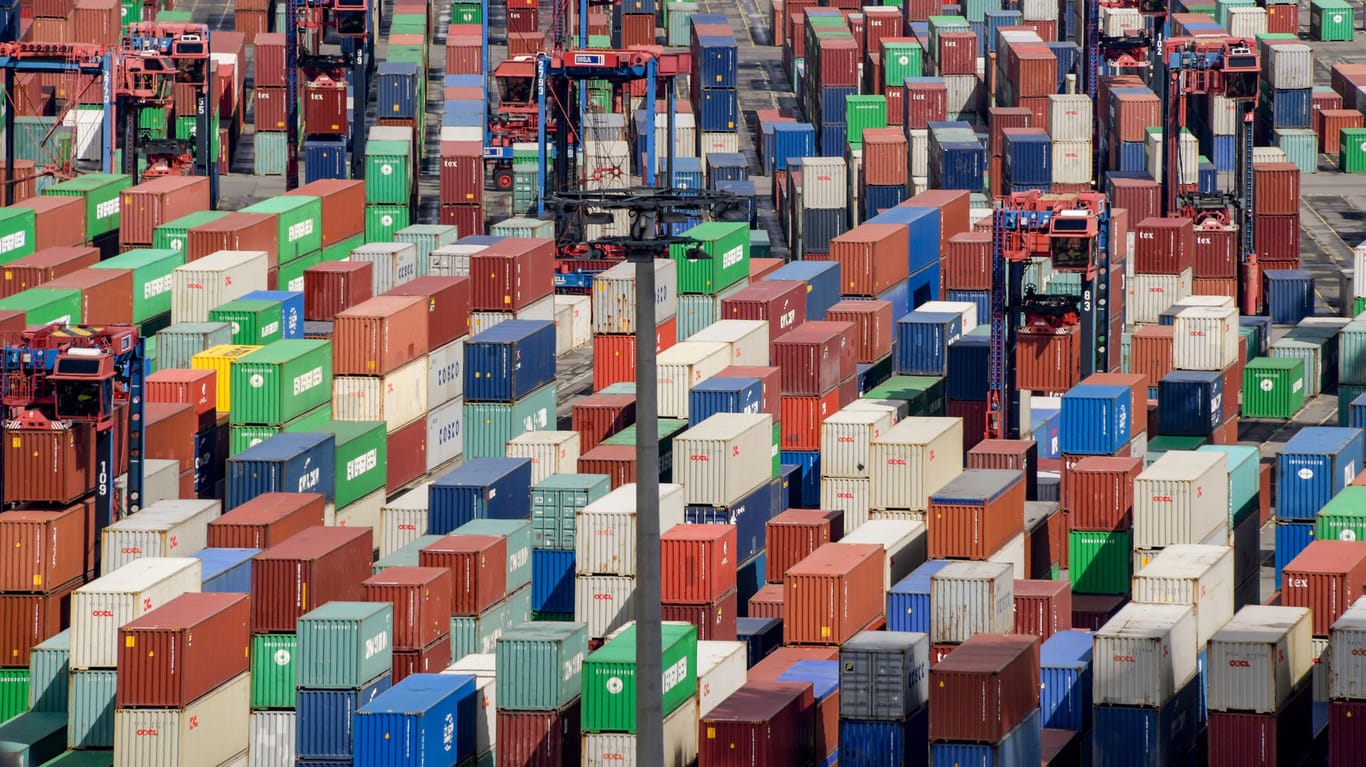 Container im Hamburger Hafen: Die Industrie verzeichnet mehr Auftragseingänge aus dem Ausland.