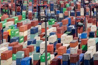 Container im Hamburger Hafen: Die Industrie verzeichnet mehr Auftragseingänge aus dem Ausland.