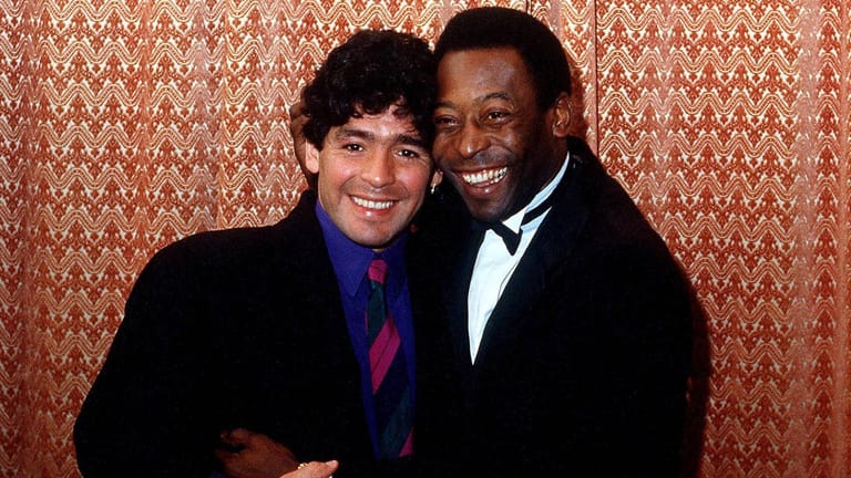 Pelé (r.) neben Diego Maradona: Die beiden Fußball-Legenden waren Freunde und Rivalen zugleich.