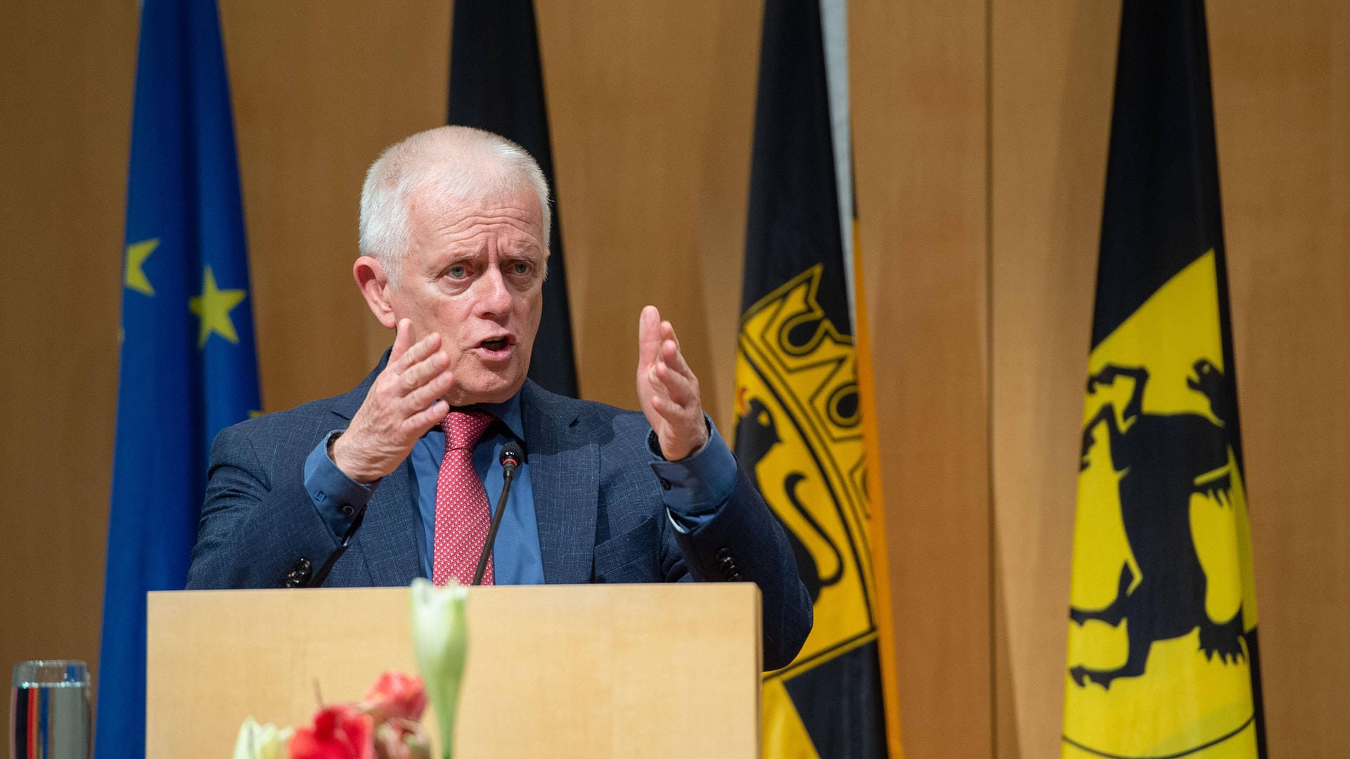 Fritz Kuhn am Rednerpult (Archivbild): Der Oberbürgermeister hat auf seine Amtszeit zurückgeblickt. Fritz Kuhn am Rednerpult (Archivbild): Der Oberbürgermeister hat auf seine Amtszeit zurückgeblickt.