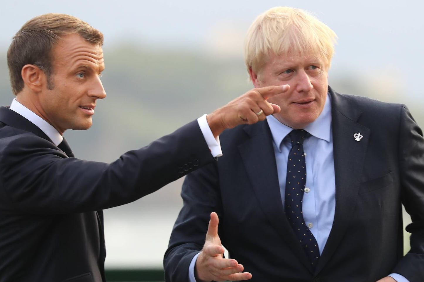 Emmanuel Macron (l.) und Boris Johnson beim G7-Gipfel im vergangenen Jahr: Rund um einen möglichen Brexit-Vertrag spitzt sich der Streit ihrer Nationen zu.