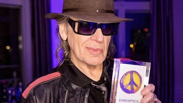 Udo Lindenberg im Hotel Atlantic mit dem Unicef-Ehrenpreis Kinderrechte. Udo Lindenberg im Hotel Atlantic mit dem Unicef-Ehrenpreis Kinderrechte.