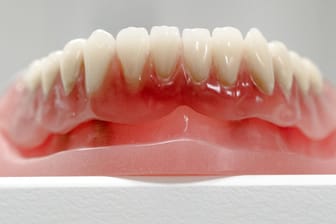 Zahnprothese: Die Zähne sind zwar nicht echt – dennoch sollte auch ein Zahnersatz jeden Tag mit einer Bürste sauber geschrubbt werden.