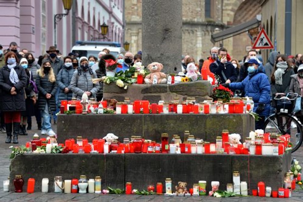 Menschen stehen bei einer Schweigeminute zum Gedenken der Opfer nach der Amokfahrt von Trier mit Toten und Verletzten um genau die Uhrzeit, zu der ein 51-jähriger Mann am Dienstag durch die Fußgängerzone gerast ist.