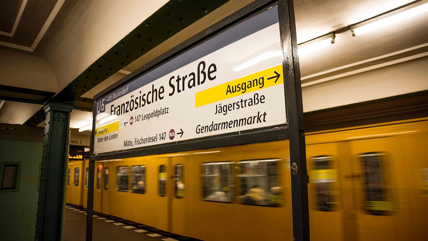 Eine U-Bahn der Linie U6 im Bahnhof Französische Straße: Künftig fahren die Züge hier einfach durch – der neue Bahnhof Unter den Linden ist zu nah.