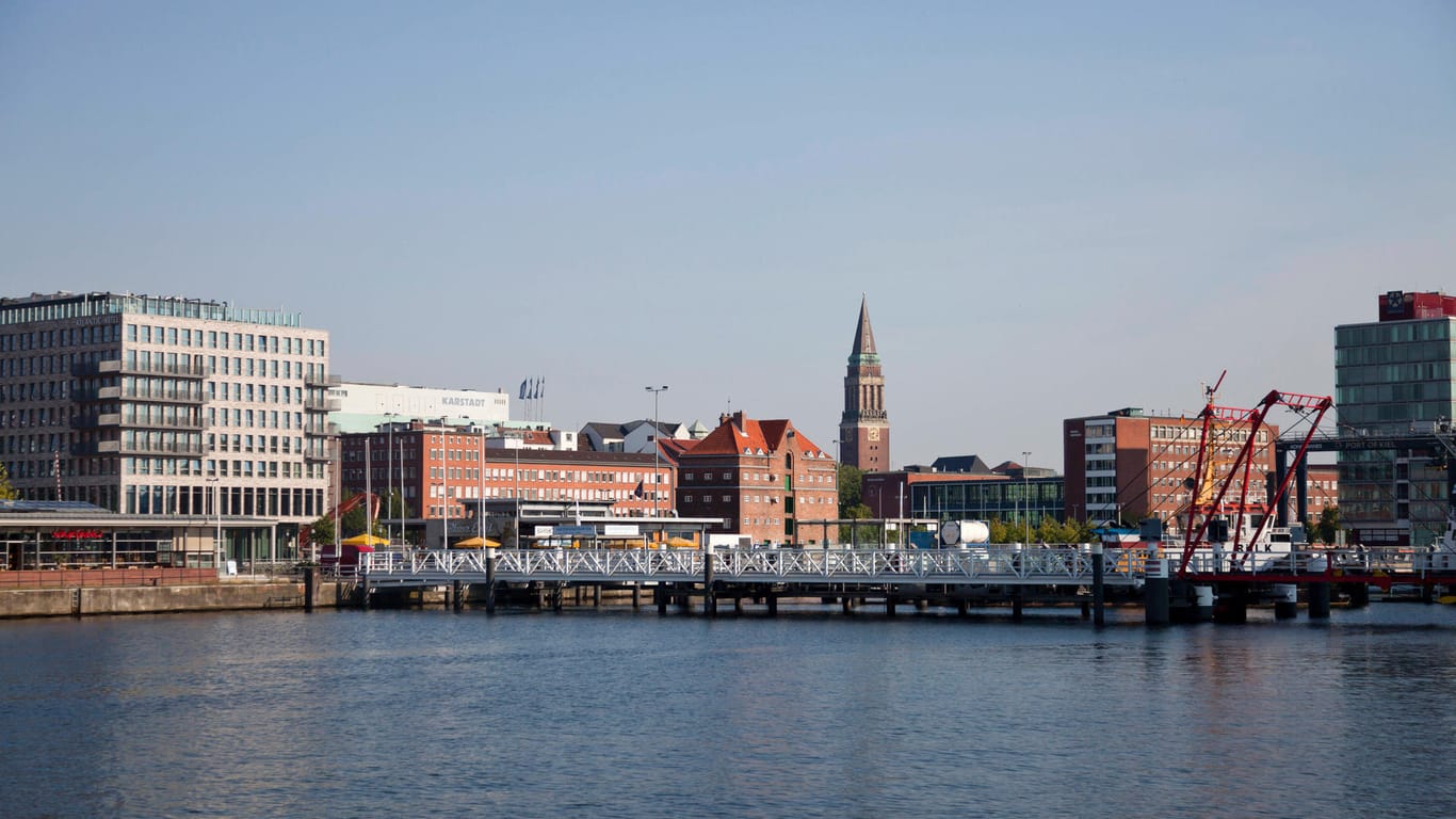 Stadtansicht mit Kieler Förde (Symbolbild): Kiel hat den Nachhaltigkeitspreis 2021 gewonnen.
