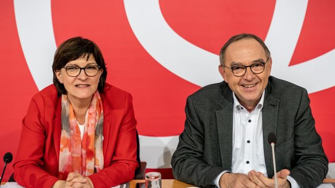 Saskia Esken, Bundesvorsitzende der SPD, wartet neben Norbert Walter-Borjans, Bundesvorsitzender der SPD, auf den Beginn der Klausur des SPD-Parteivorstands im Willy-Brandt-Haus.