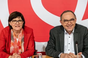 Saskia Esken, Bundesvorsitzende der SPD, wartet neben Norbert Walter-Borjans, Bundesvorsitzender der SPD, auf den Beginn der Klausur des SPD-Parteivorstands im Willy-Brandt-Haus.