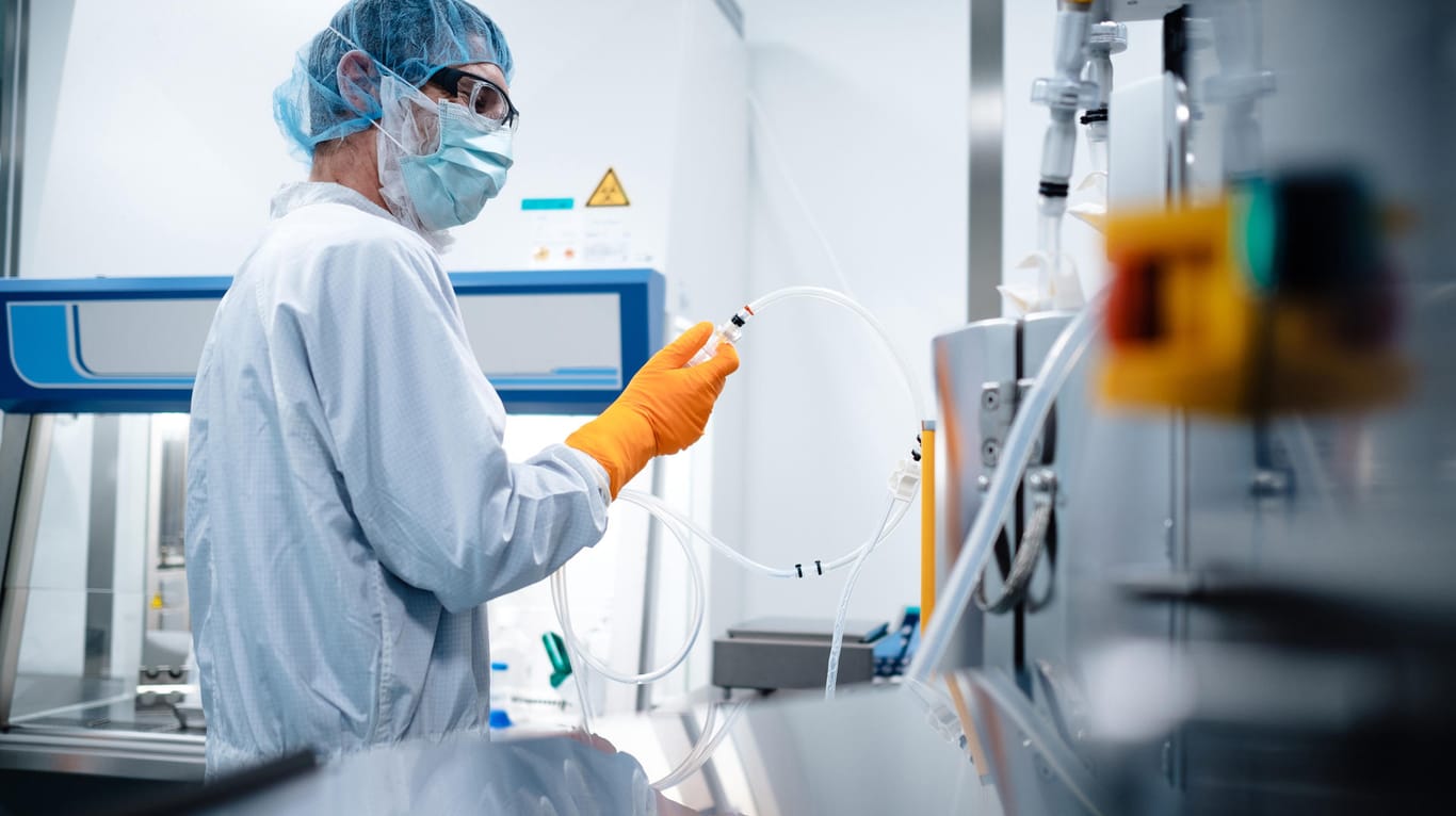 Ein Mitarbeiter des Mainzer Unternehmens Biontech arbeitet in einem Labor: Der Impfstoff muss bei tiefen Minusgraden gelagert und transportiert werden.