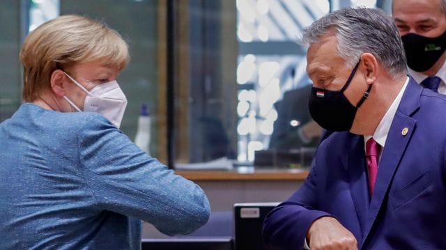 Bundeskanzlerin Angela Merkel (CDU) und Viktor Orban, Premierminister von Ungarn, begrüßen sich mit dem Ellbogen während eines Rundtischgesprächs beim EU-Gipfel.