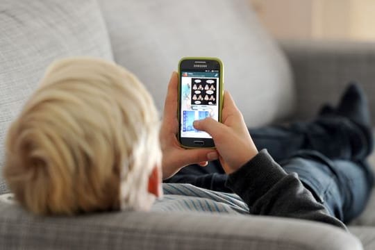Im Corona-Jahr 2020 ist die tägliche Internetnutzungsdauer von Jugendlichen im Vergleich zum Vorjahr um rund 50 Minuten gestiegen.