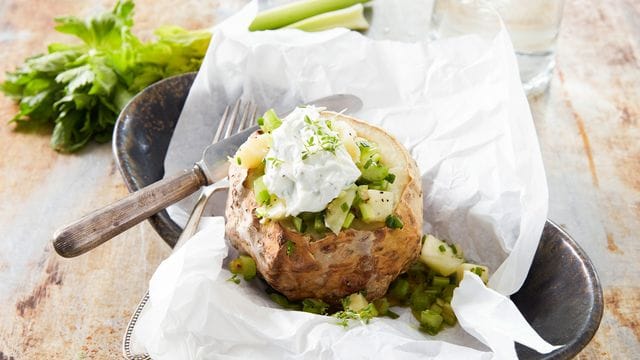 Mehr als ein Suppengrün: Knollensellerie gefüllt mit Schnittlauch-Staudensellerie und Kresse-Quark.