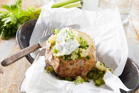 Mehr als ein Suppengrün: Knollensellerie gefüllt mit Schnittlauch-Staudensellerie und Kresse-Quark.