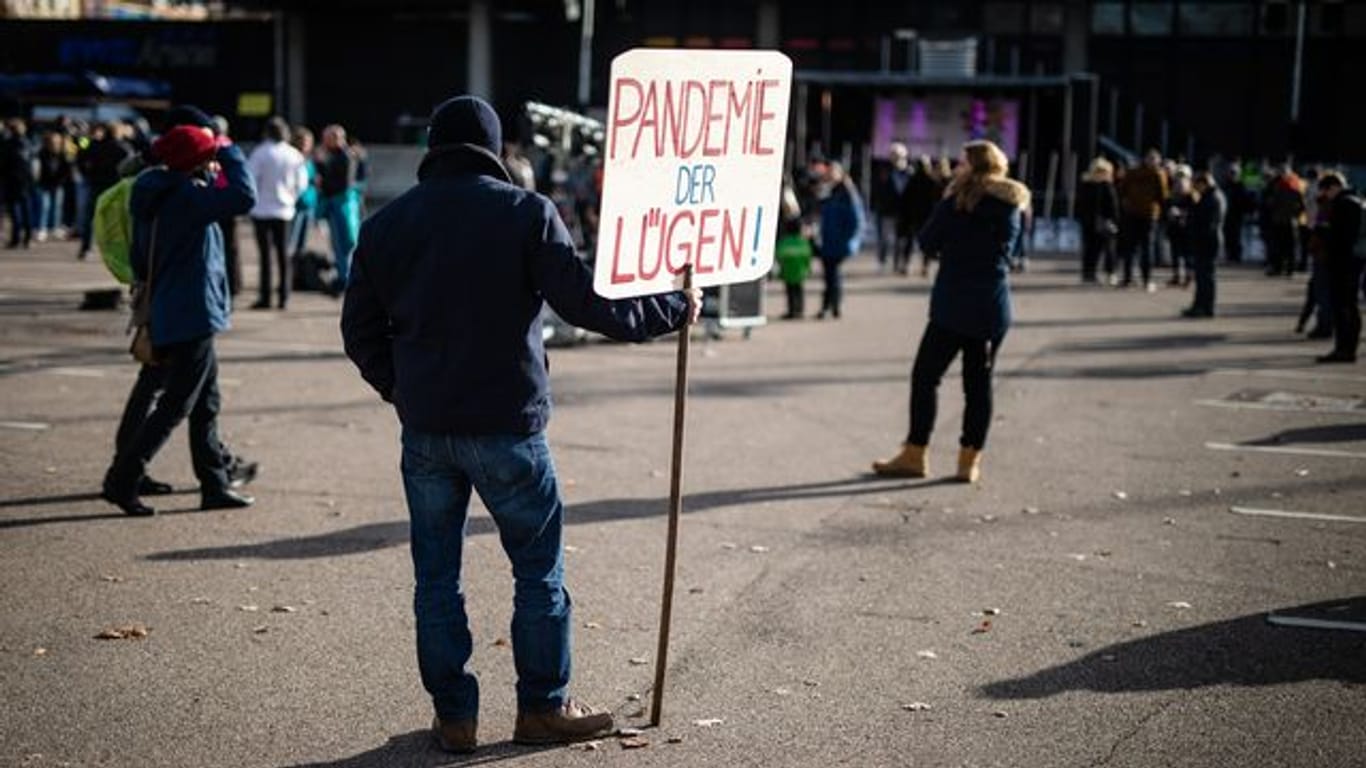 Soll es in Bremen nicht geben: Einen Tag vor der geplanten Demonstration von Gegnern der Corona-Politik hat das Oberverwaltungsgericht (OVG) der Hansestadt ein Verbot der Großveranstaltung bestätigt.