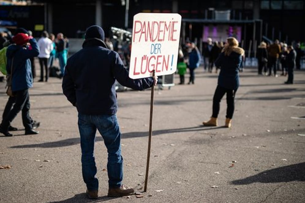 Soll es in Bremen nicht geben: Einen Tag vor der geplanten Demonstration von Gegnern der Corona-Politik hat das Oberverwaltungsgericht (OVG) der Hansestadt ein Verbot der Großveranstaltung bestätigt.