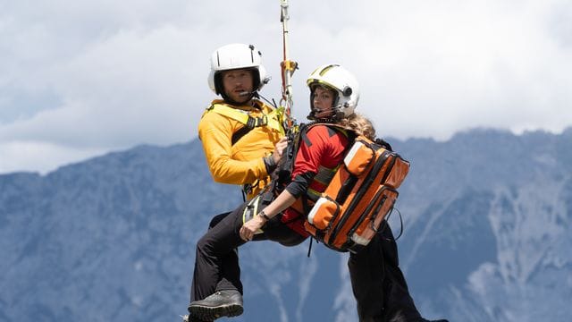 Die Bergretter Katharina (Luise Bähr) und Markus (Sebastian Ströbel).