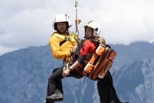 Die Bergretter Katharina (Luise Bähr) und Markus (Sebastian Ströbel).