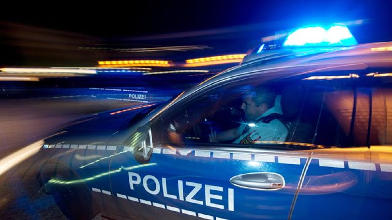 Eine Polizeistreife fährt zu einem Einsatz (Symbolbild): Die Polizei hat einen Mann festgenommen, der im Februar einen Geldautomaten in Erfurt gesprengt haben soll.