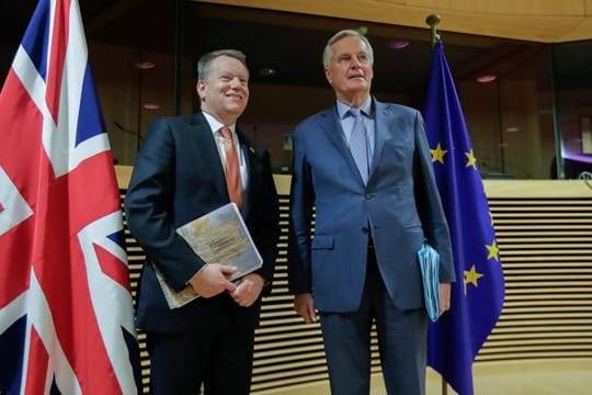 Der britische Brexit-Unterhändler David Frost (l) und EU-Chefunterhändler Michel Barnier nehmen ihre Beratungen wieder auf (Archiv).