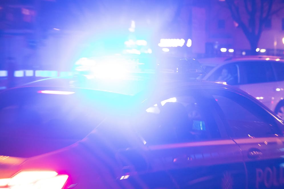 Ein Polizeiwagen fährt zu einem Einsatz (Symbolbild): In Leipzig kam es zu einem sexuellen Übergriff auf eine 34-Jährige.