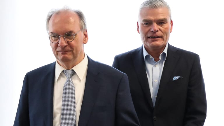 Sachsen-Anhalts Ministerpräsident Reiner Haseloff (l) und Holger Stahlknecht: Der Innenminister wurde entlassen. (Archivbild)
