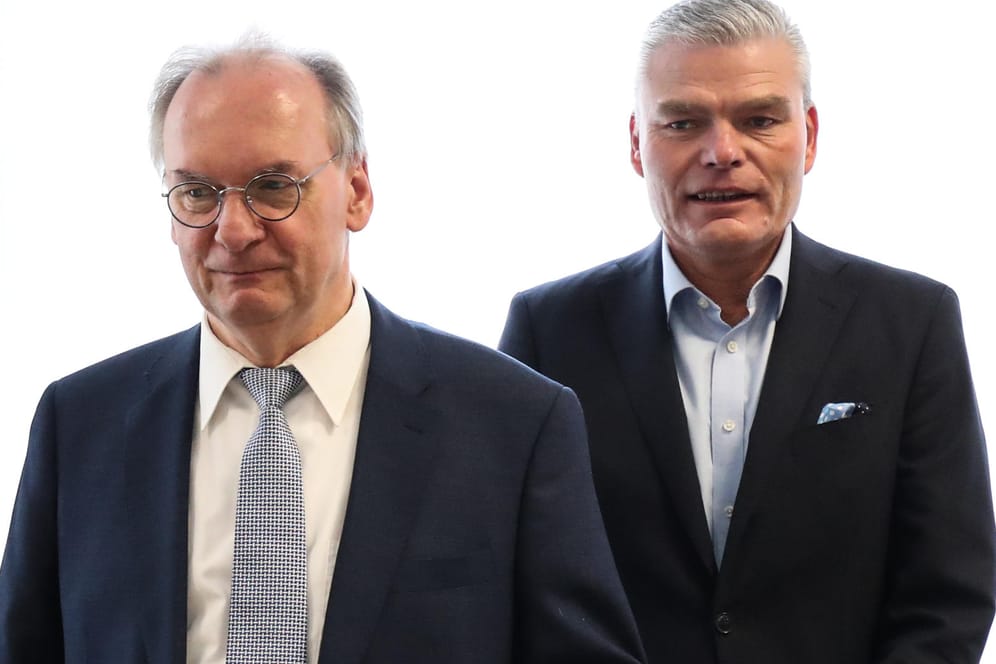 Sachsen-Anhalts Ministerpräsident Reiner Haseloff (l) und Holger Stahlknecht: Der Innenminister wurde entlassen. (Archivbild)
