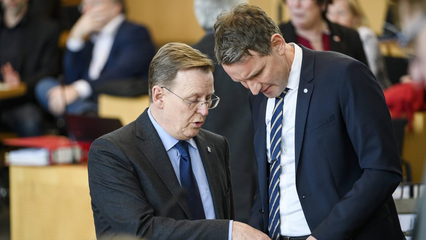 Thüringens Ministerpräsident Bodo Ramelow (l.) und AfD-Fraktionschef Björn Höcke: Die beiden verlieren ihre Immunität vor Strafverfolgung durch die Justiz.