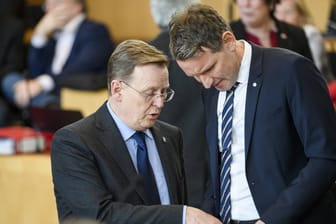 Thüringens Ministerpräsident Bodo Ramelow (l.) und AfD-Fraktionschef Björn Höcke: Die beiden verlieren ihre Immunität vor Strafverfolgung durch die Justiz.