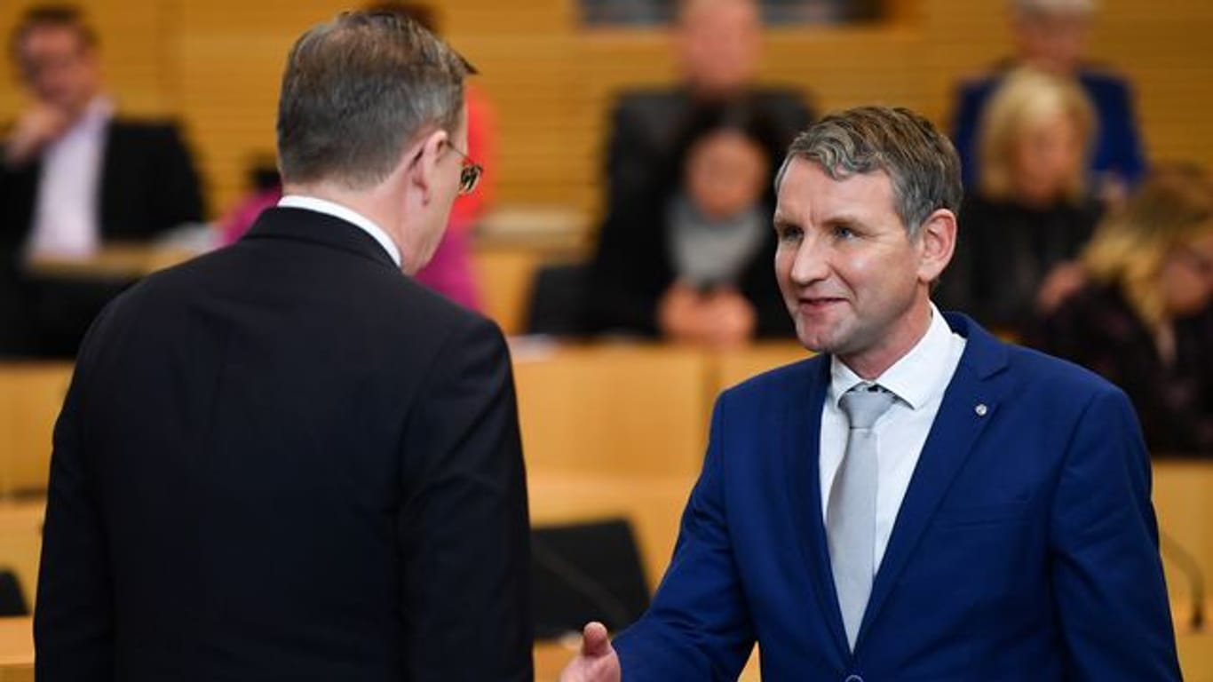 Der neu gewählte Ministerpräsident Bodo Ramelow (l, Die Linke), verweigerte dem AfD-Fraktionsvorsitzenden Björn Höcke den Handschlag nach der Wahl.